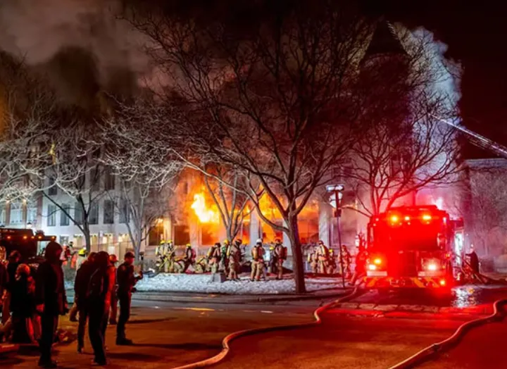 آتش‌سوزی مهیب در بخش قدیمی مونترال؛ یک نفر ناپدید شده است